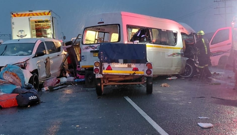 18 die in horror N1 crash near Leeu-Gamka.