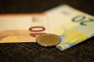 Lobby group urges minimum wage freeze as submission deadline arrives