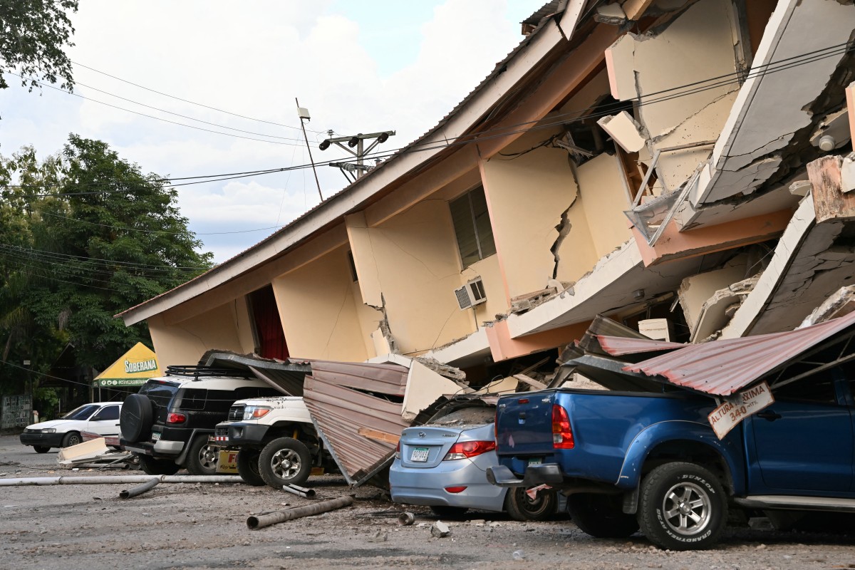 the collapsed cathedral (on the left) and the collapsed Penonome Governor's Office building