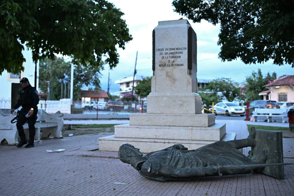 Simon Bolivar's statue collapsed when a 7.6-magnitude earthquake struck Penonome, Panama.