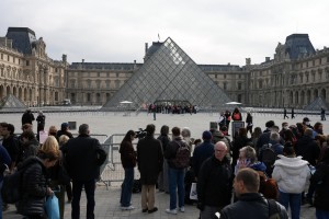 Louvre blocked as France grapples with unrest