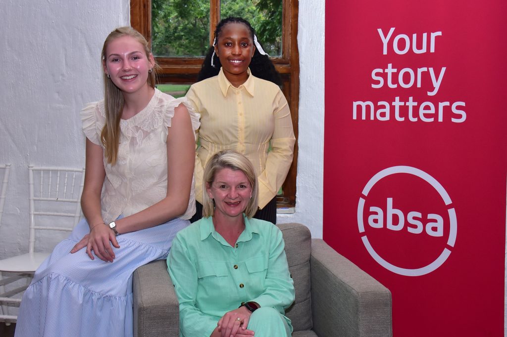Absa help elke jaar die finaliste om bankrekeninge oop te maak. By Leoni Wessels, verhoudingsbestuurder: Absa Premium Besigheidsbank, is Emri van Zyl en Gloria Nkosana.