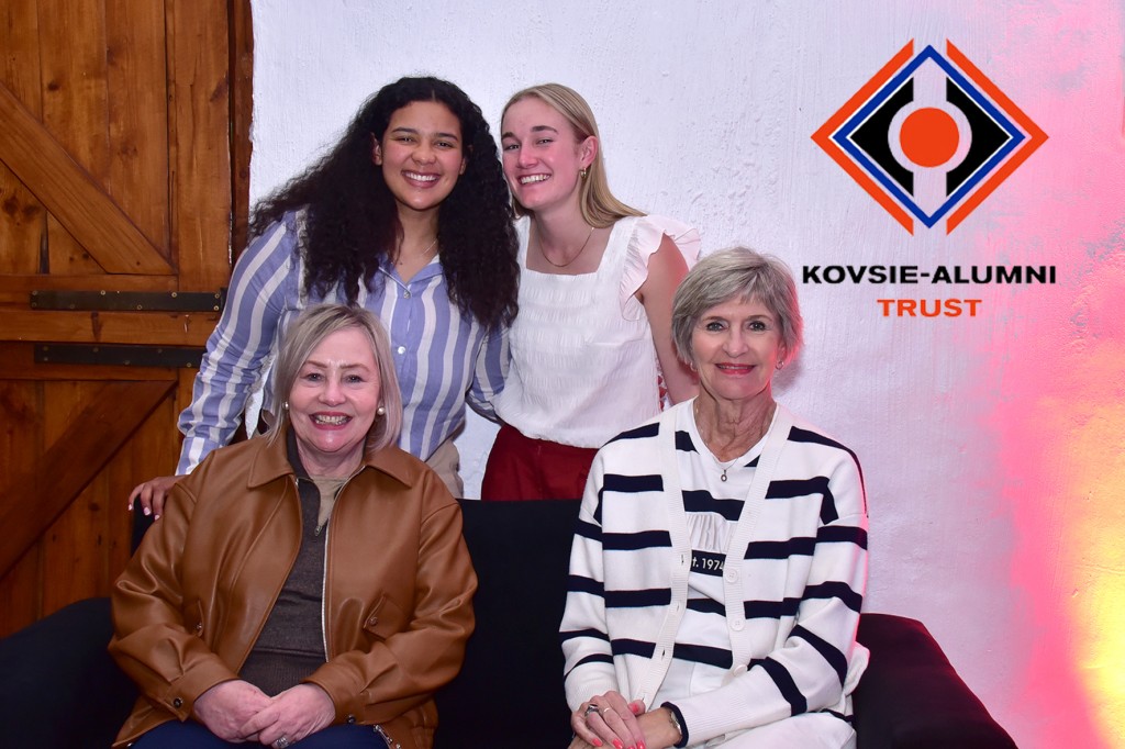 Die Kovsie Alumni-trust (KAT) is al baie jare betrokke by die kompetisie. Van links is, voor: Kathy Verwey (beoordelaar, KAT) en Esmé Aucamp (beoordelaar, KAT); agter: Jenna du Plessis en Sumari Eksteen.