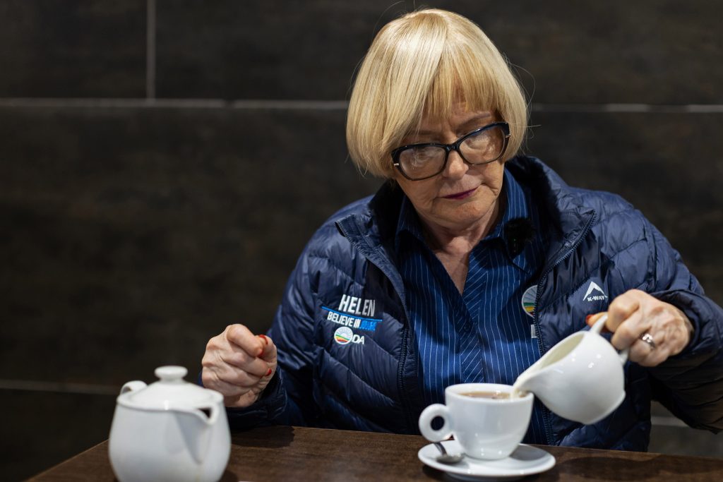 Helen Zille pours a cup of tea.