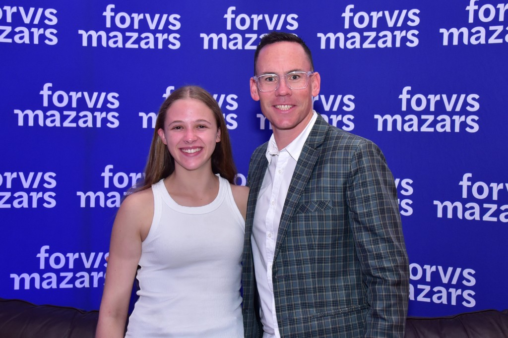 Forvis Mazars is ’n borg en die amptelike ouditeur van die Matrikulant van die Jaar-kompetisie. By Thinus de Vries staan Lienka Stevens.