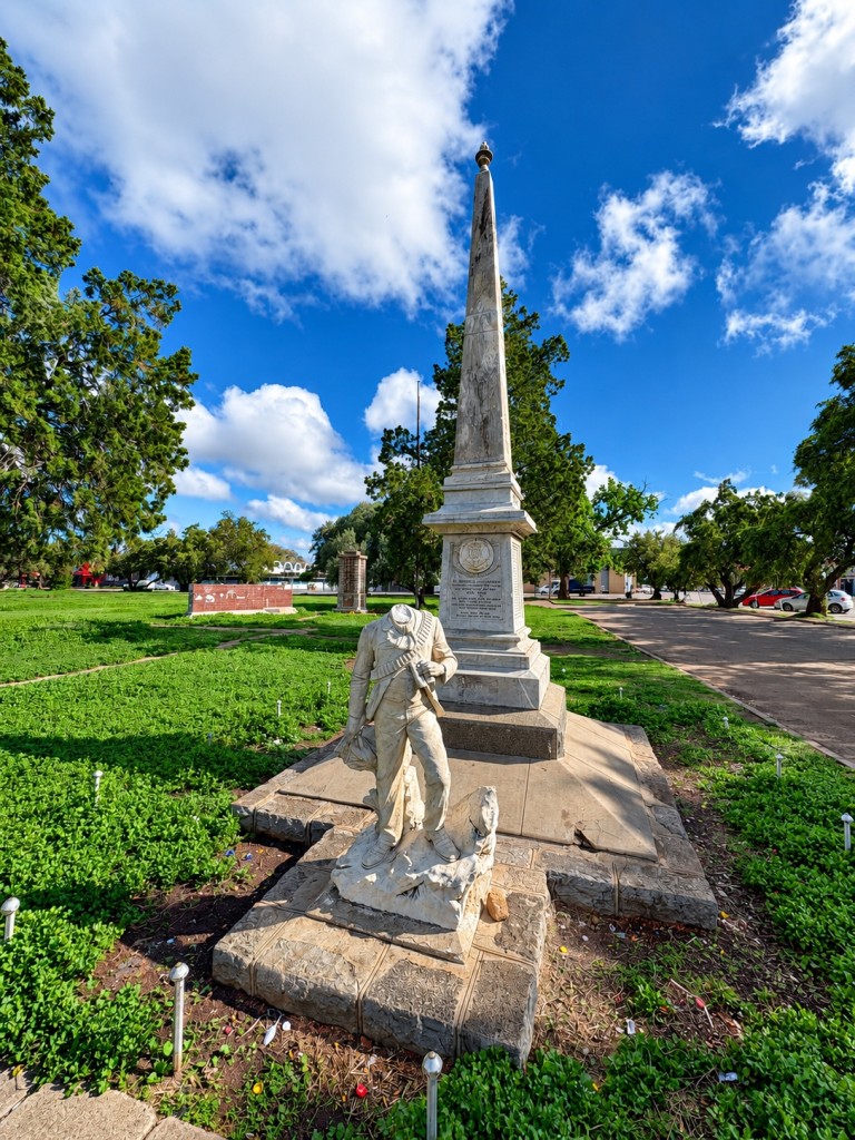 Die standbeeld van die burgerfiguur as deel van die ABO-monument waarvan die kop afgekap is.