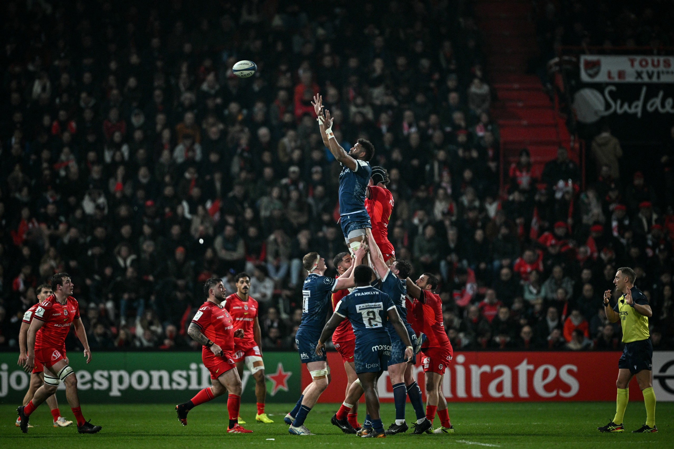 Sale's South African lock Hyron Andrews (C) is about to catch the ball during the European Champions Cup pool 1, round 4, rugby union match between Stade Toulousain Rugby (Toulouse) and Sale Sharks at the Ernest Wallon Stadium in Toulouse, southwestern France, on January 17, 2026. PHOTO: Lionel Bonavernture | AFP
