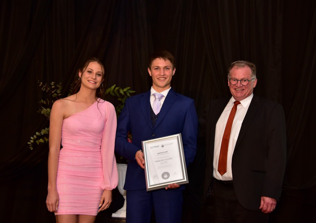 Bertie Haasbroek, voorsitter van die Kovsie-Alumnitrust, saam met die wenner van die KAT se sportprys, Francois Cilliers. By hulle is verlede jaar se sportpryswenner, Marné Koen.