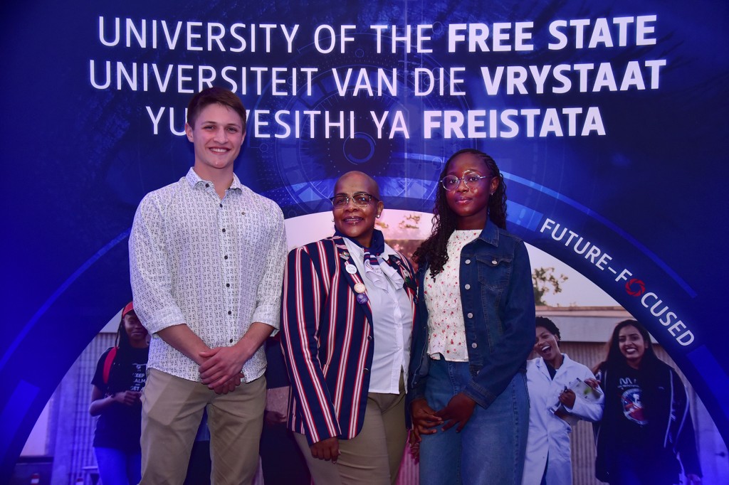 Die UV en Novus Media bied saam die Matrikulant van die Jaar-kompetisie aan. Saam met Nomonde Mbadi (direkteur: studentewerwing, UV) is Francois Cilliers en Nana Amoah.