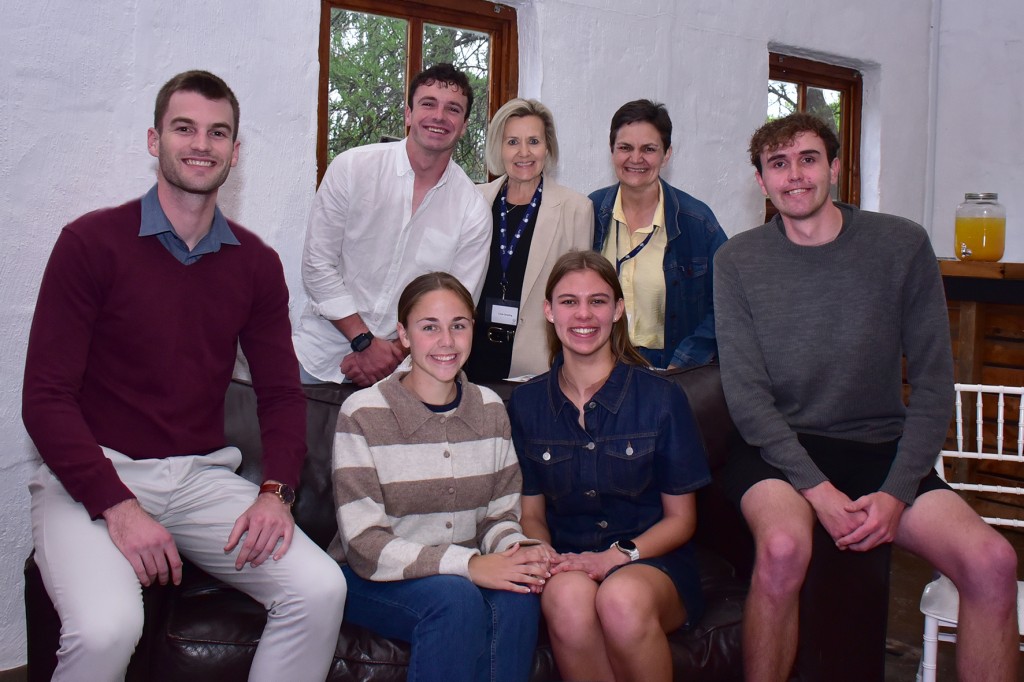 Die organiseerders en vorige wenners is ook vanjaar vir een sessie by die beoordeling betrek. Van links is Niël van der Walt (2021), Jayden Leech (2024), Linda Greyling, organiseerder van UV Studentewerwingsdienste, Siska Martin, organiseerder, en Josh Horak (2022). Voor sit Jana Ross en Inke Rademeyer.