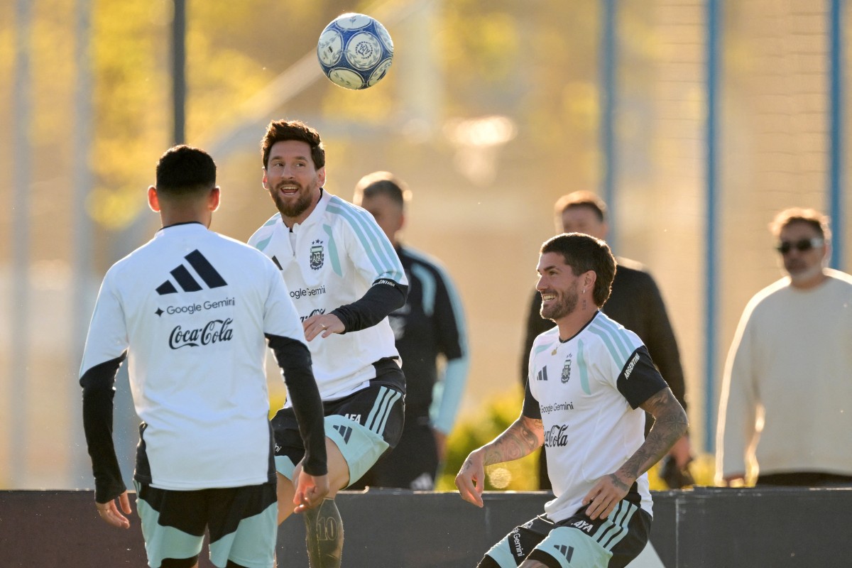 Argentina's forward Lionel Messi looks at the ball next to teammate midfielder Rodrigo De Paul (R) during a football training session at the Argentine Football Association (AFA) training camp in Ezeiza, Buenos Aires Province, on October 5, 2026, ahead of the friendly match against Benin.