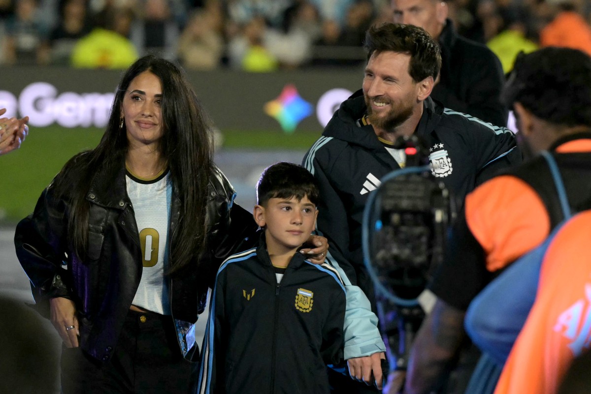 Argentina's forward Lionel Messi, his wife Antonela Rocuzzo and their son Ciro leave the pitch following the international friendly football match between Argentina and Benin