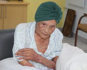 Ouma Hoff van Upington vier 106de verjaarsdag saam met geliefdes