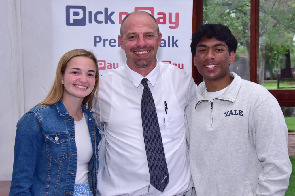 Elke finalis ontvang ’n mikrogolfoond van Pick n Pay Preller Walk. By John Pentz (Pick n Pay Preller Walk) is Danelle Conradie en Tamim Alam.