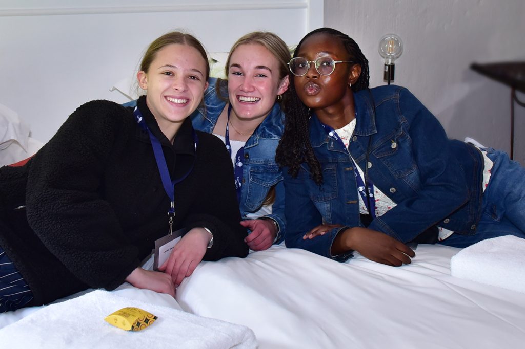 Dié drie finaliste was kamermaats tydens die eindronde by Monte Bello. Van links is Lienka Stevens, Sumari Eksteen en Nana Amoah.