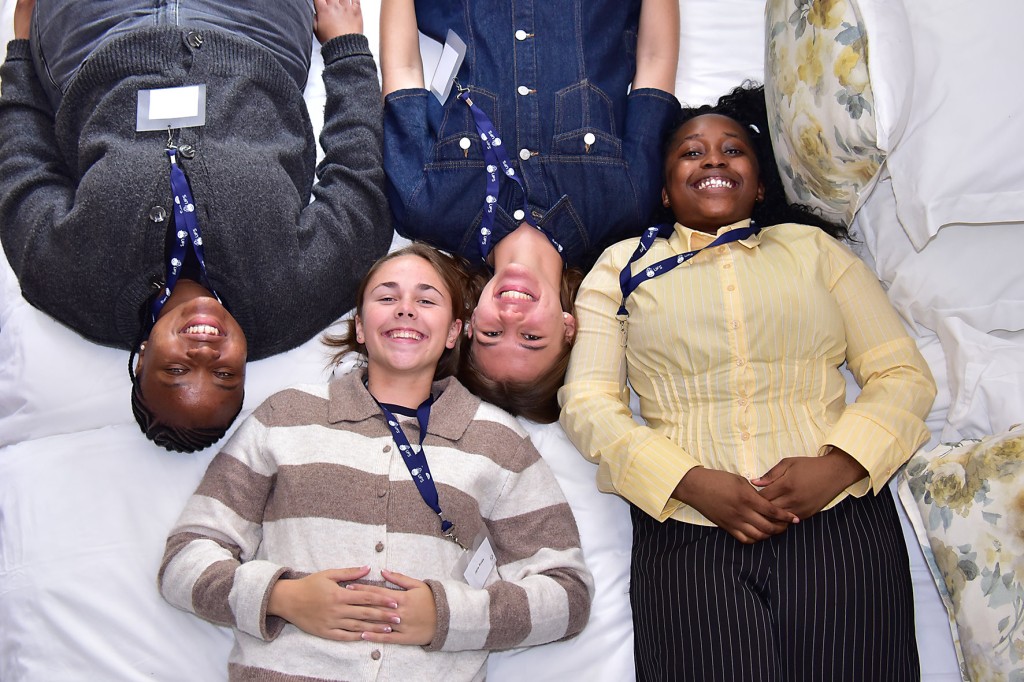 Kani Khoarane, Jana Ross, Inke Rademeyer en Gloria Nkosana het ’n kamer gedeel.