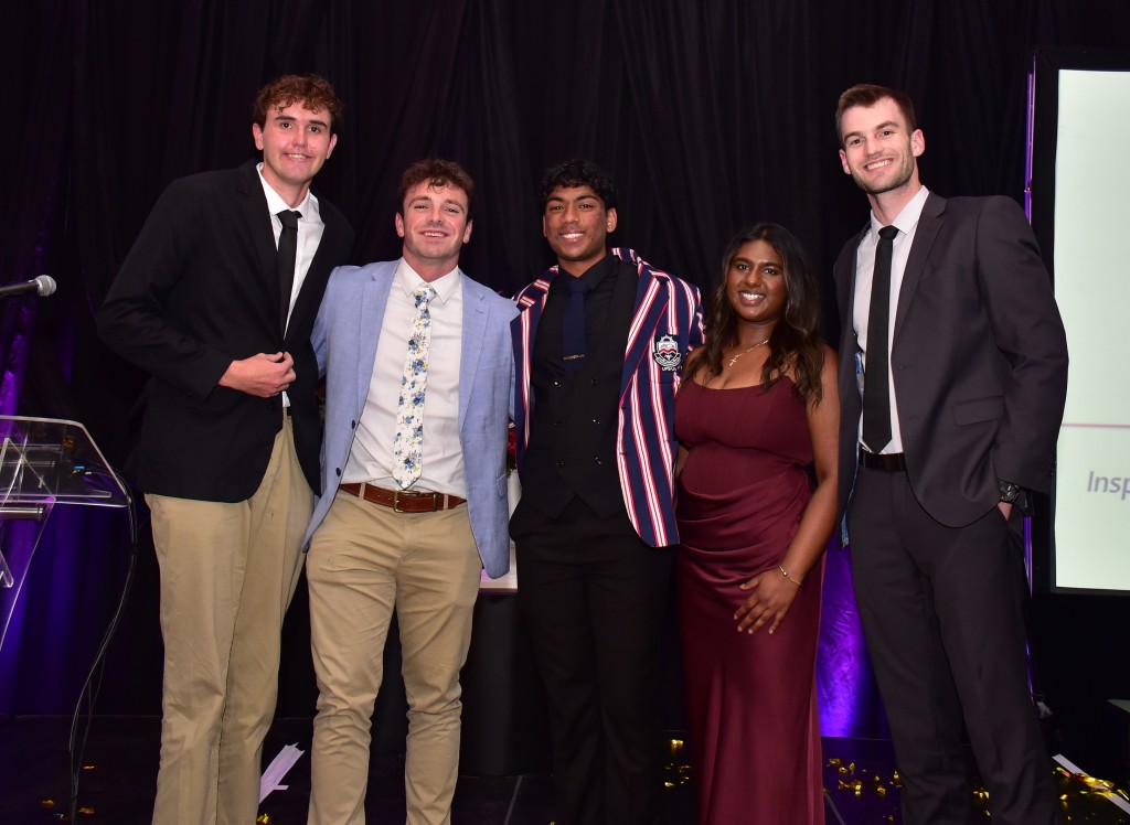 Vier vorige wenners het vanjaar die galadinee bygewoon. Van links is Josh Horak (2022), Jayden Leech (2024), Tamim Alam (2026), Kiara Subramanian (2025) en Niël van der Walt (2021).
