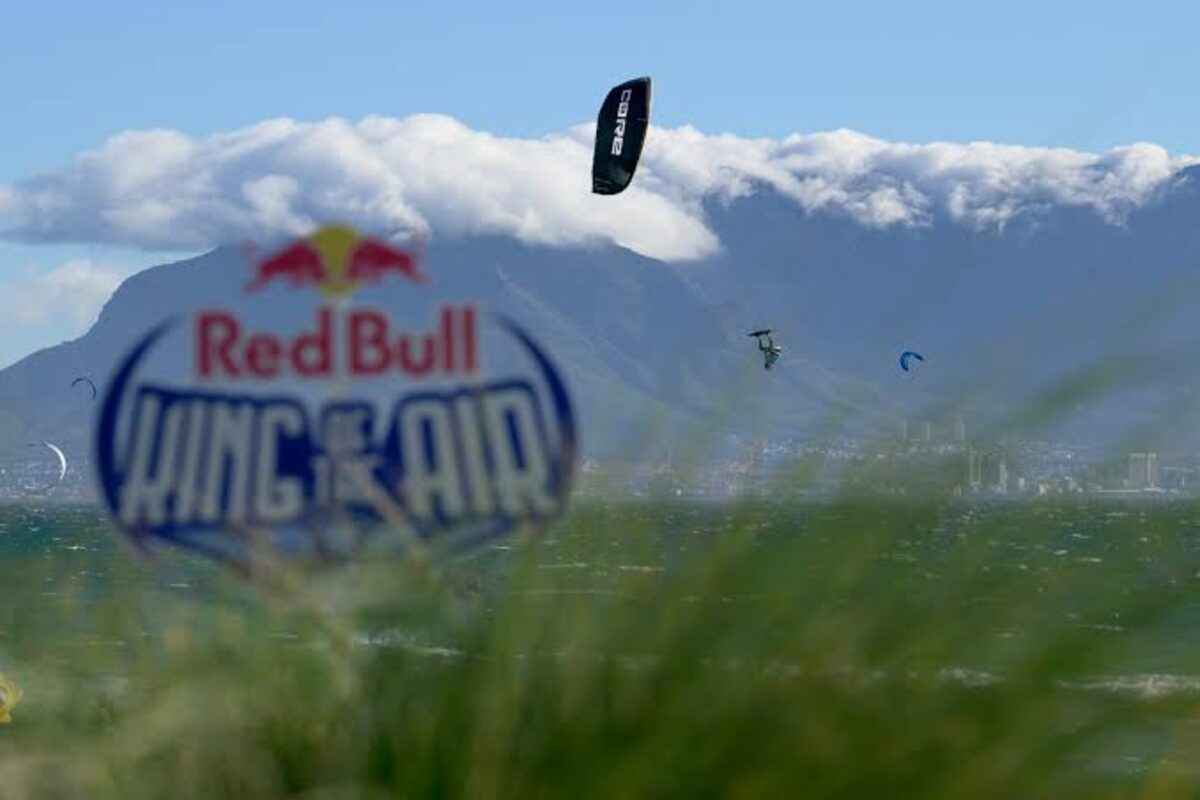 Top kitesurfers return to Blouberg