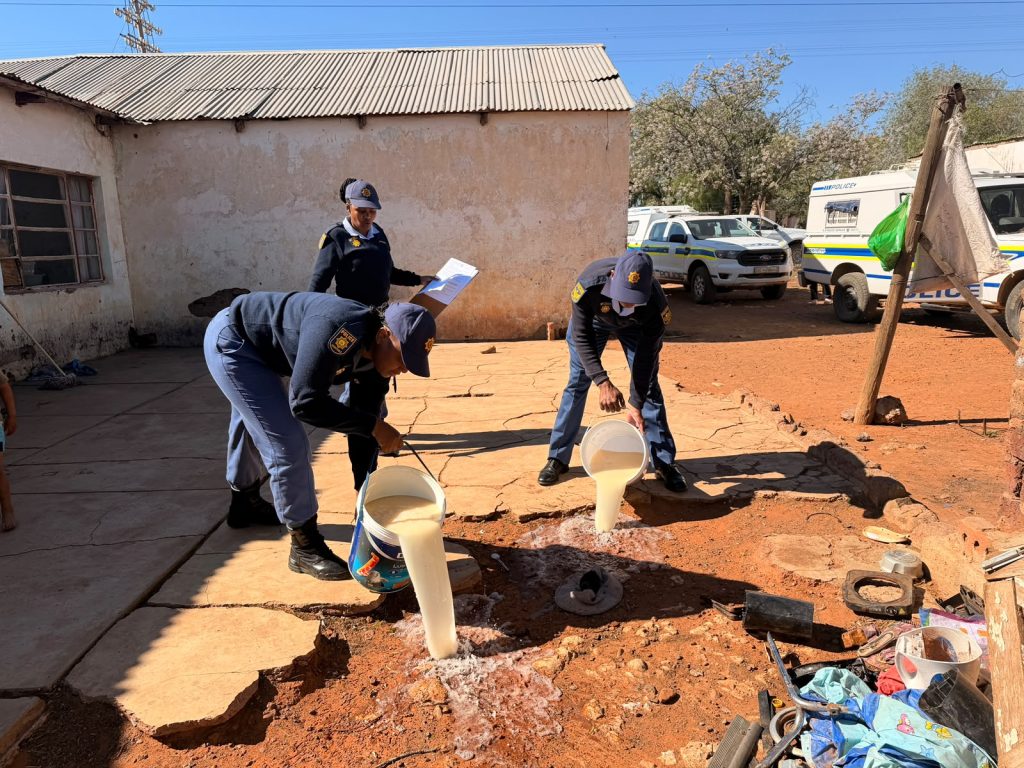Beamptes gooi onwettige alkohol uit 