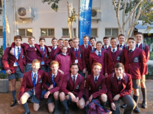 Laerskool Outeniqua Gr 4’s tree op as kelners
