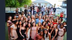 Liggies vereer vir harde werk tydens prysuitdelingsfunksie