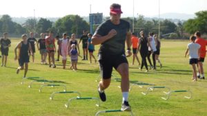 EHS-atlete word verryk tydens atletiek-afrigtingskliniek