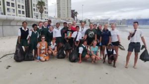 Hoërskool Strand maak die strand skoon