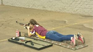 Rooiskool leerder skitter in skiet